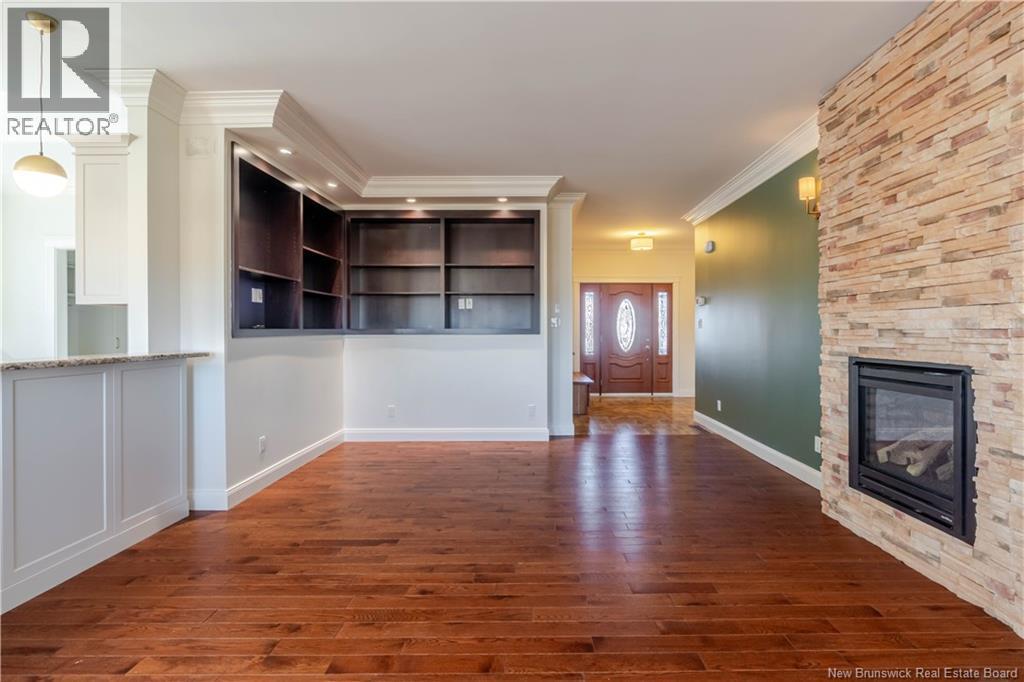 686 HILLCREST DRIVE - 15