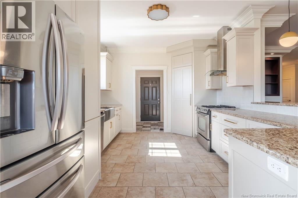 686 HILLCREST DRIVE - 19