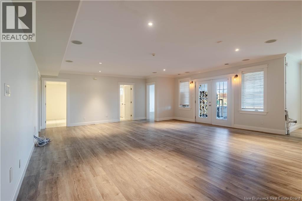 686 HILLCREST DRIVE - 29