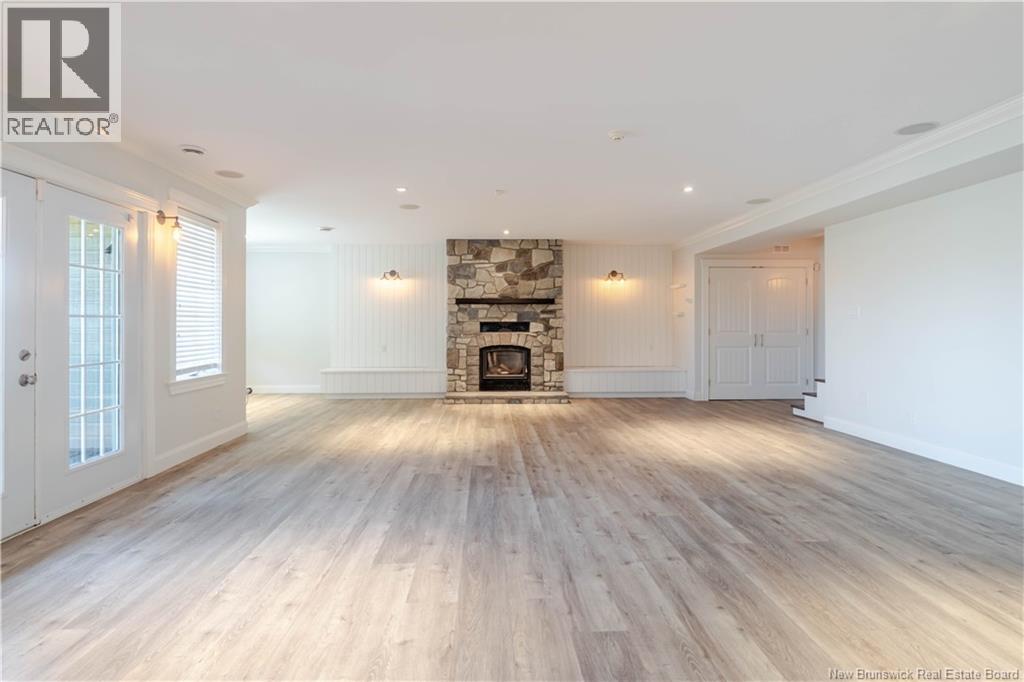 686 HILLCREST DRIVE - 32