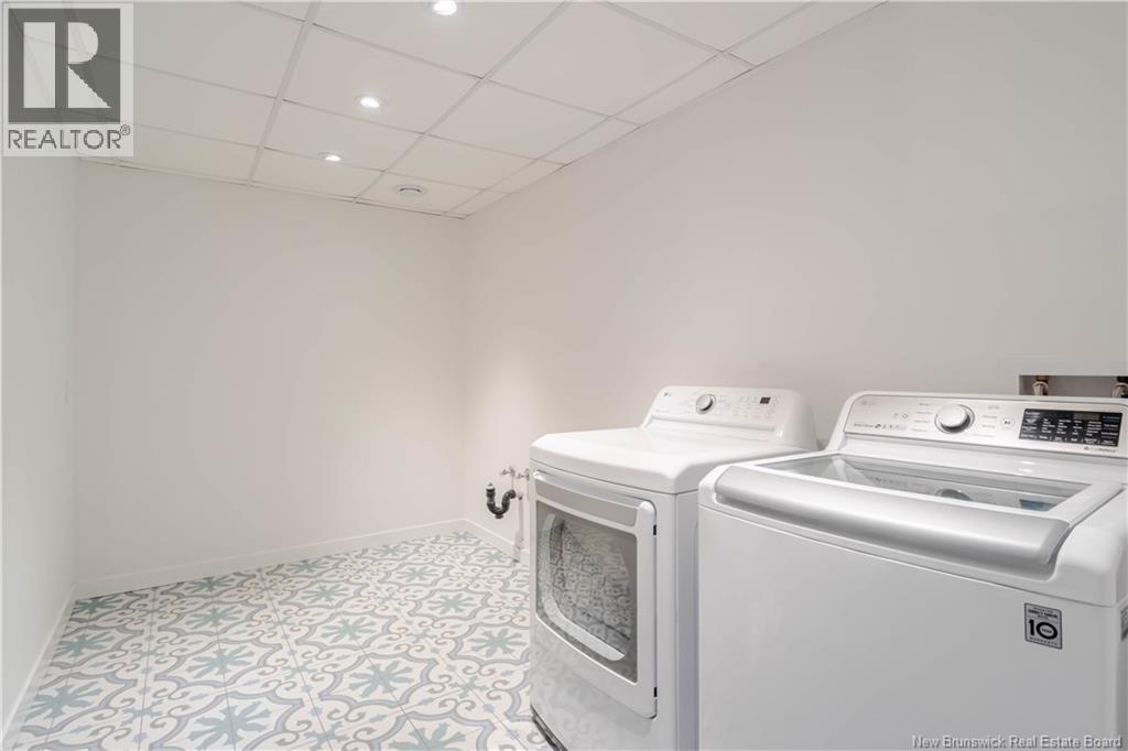 686 HILLCREST DRIVE - 36