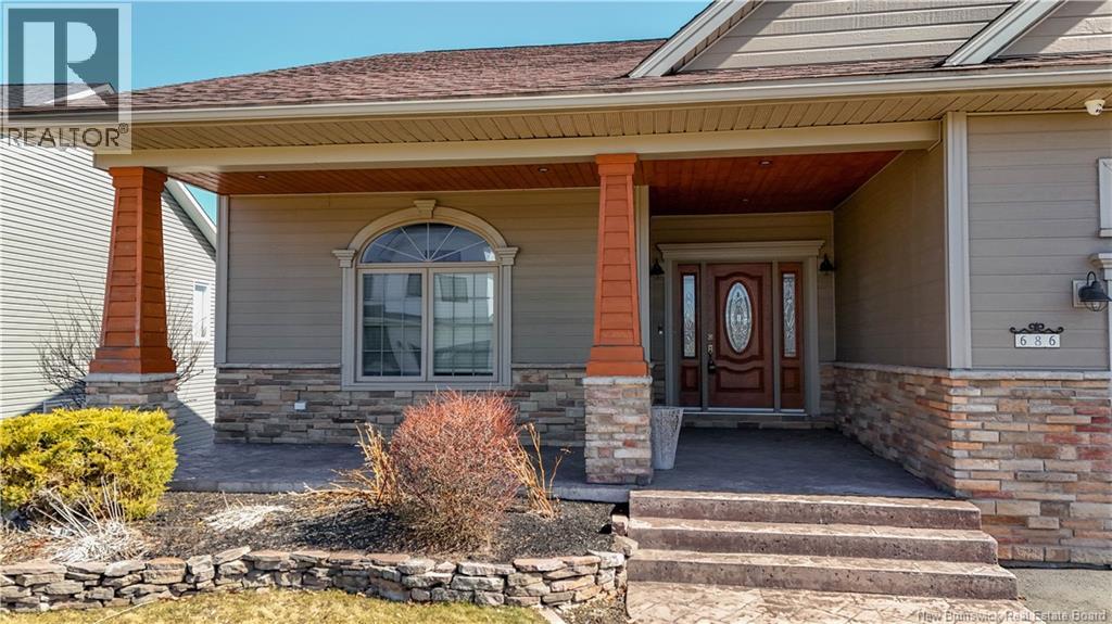 686 HILLCREST DRIVE - 40