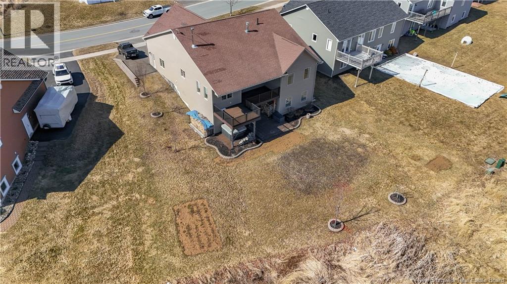 686 HILLCREST DRIVE - 42