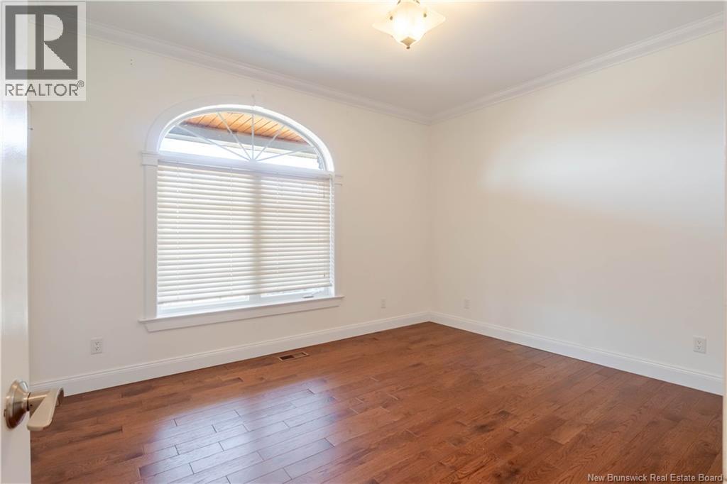 686 HILLCREST DRIVE - 5