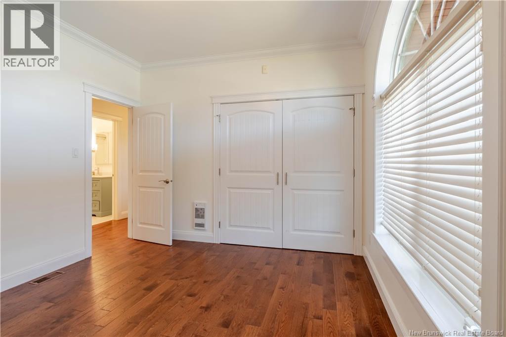 686 HILLCREST DRIVE - 7