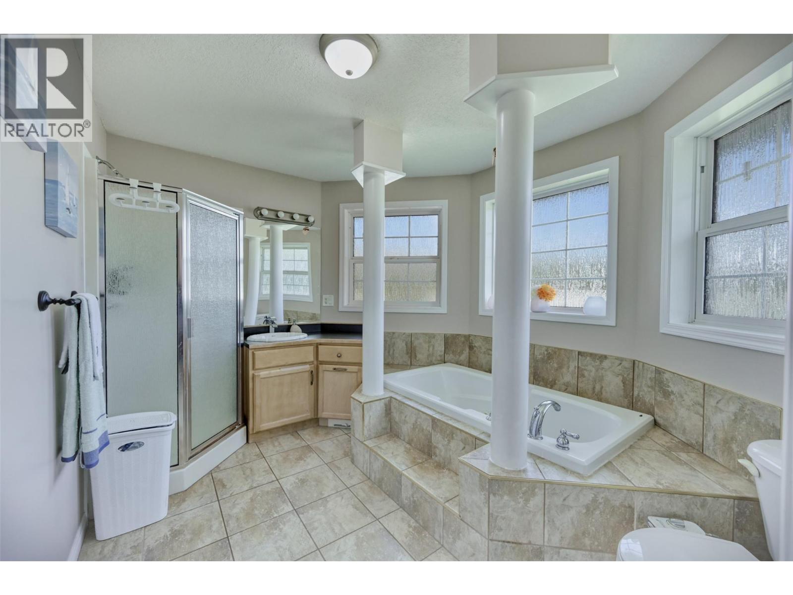 270 WILLOWS Place, Oliver