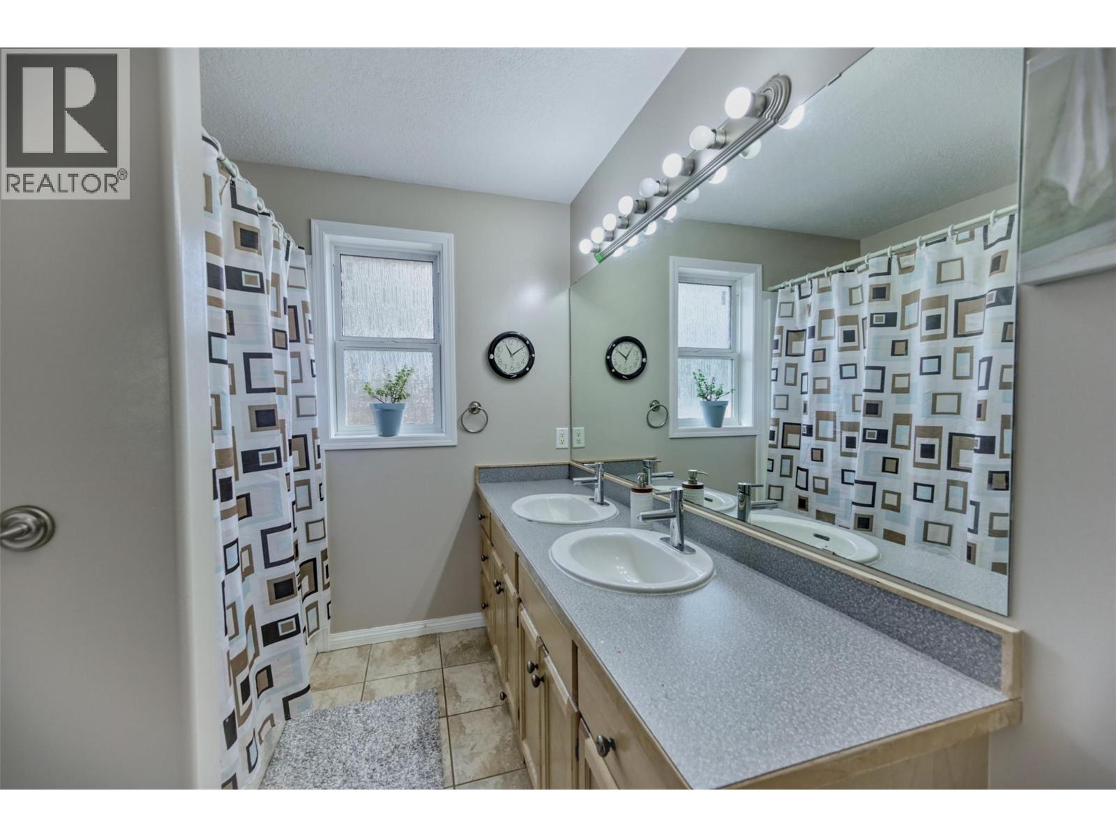 270 WILLOWS Place, Oliver