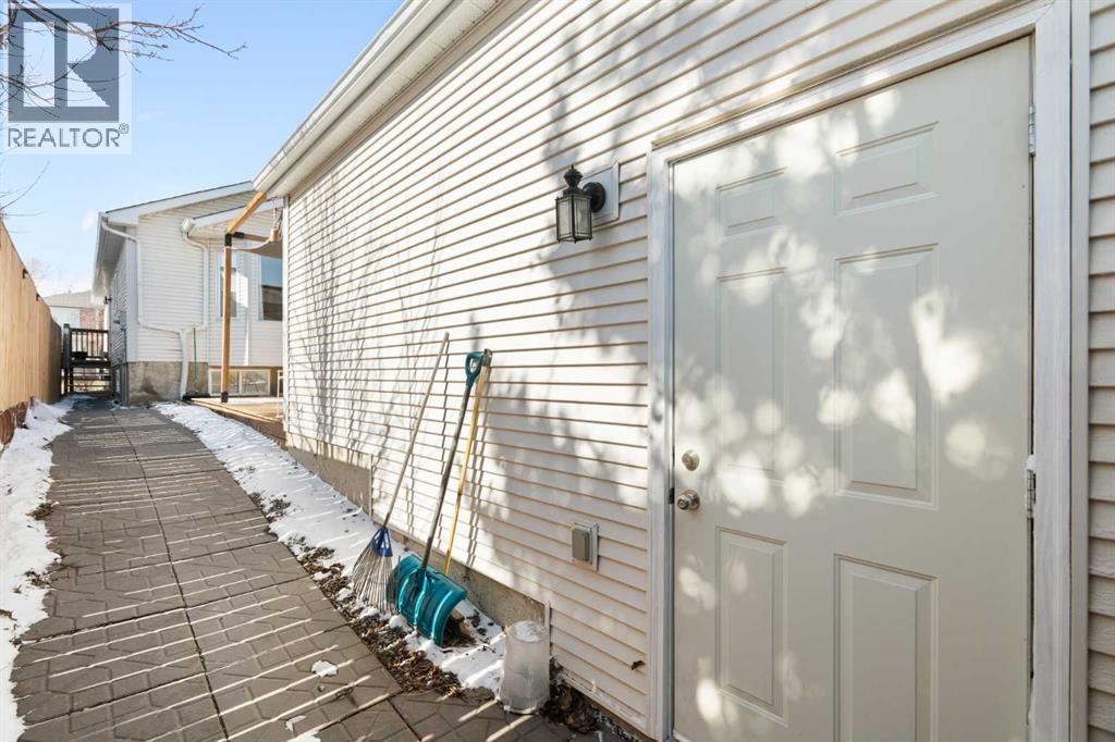 Single Family House Bi-level for Sale in  River Rock Circle SE Riverbend Calgary 