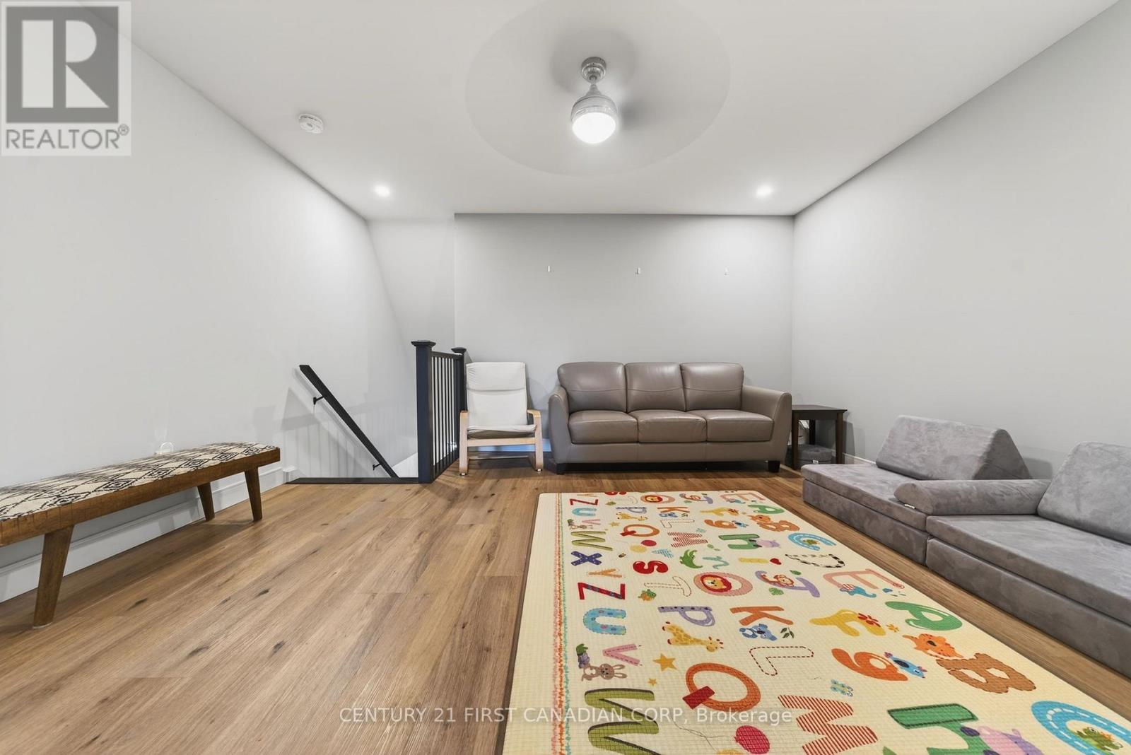 31 LINDSAY CRESCENT Property Photo