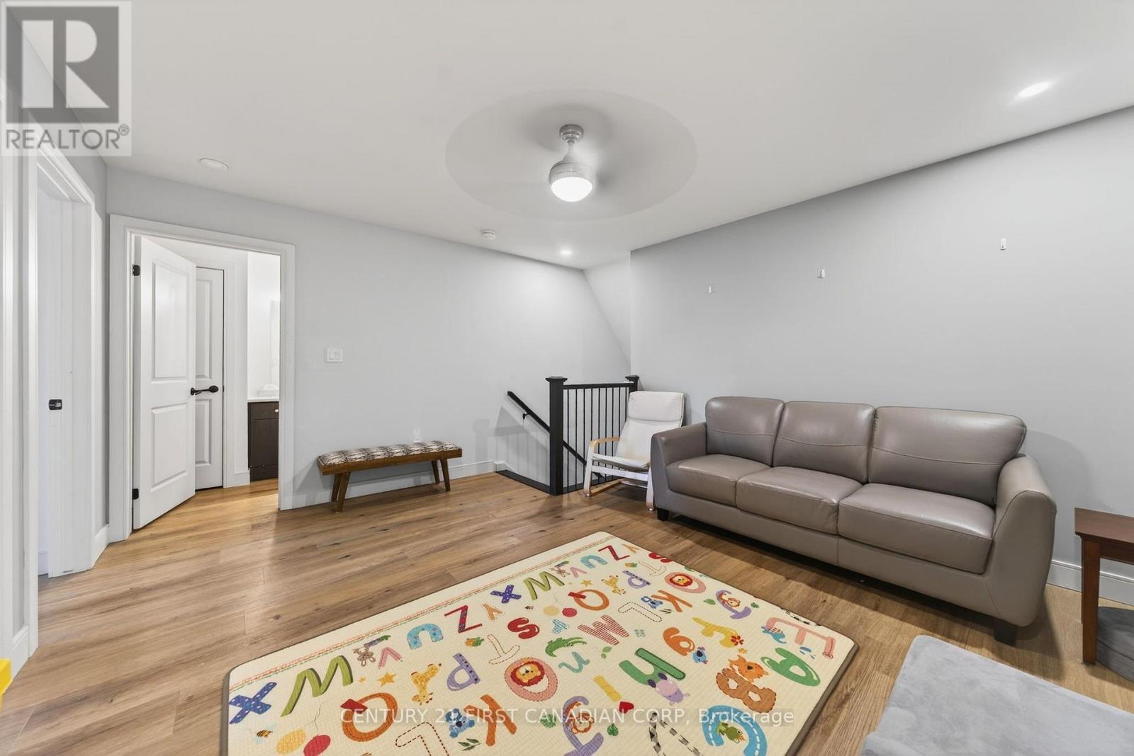 31 LINDSAY CRESCENT Property Photo