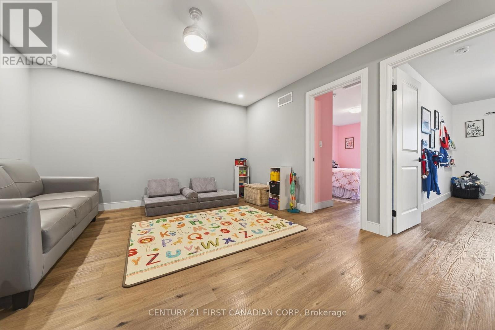 31 LINDSAY CRESCENT Property Photo