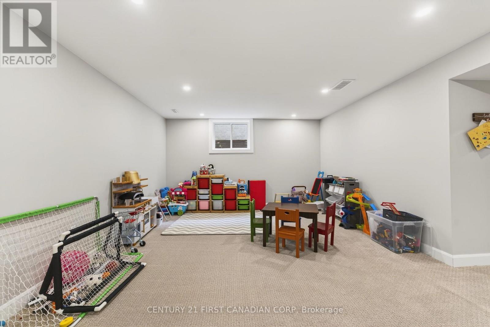 31 LINDSAY CRESCENT Property Photo