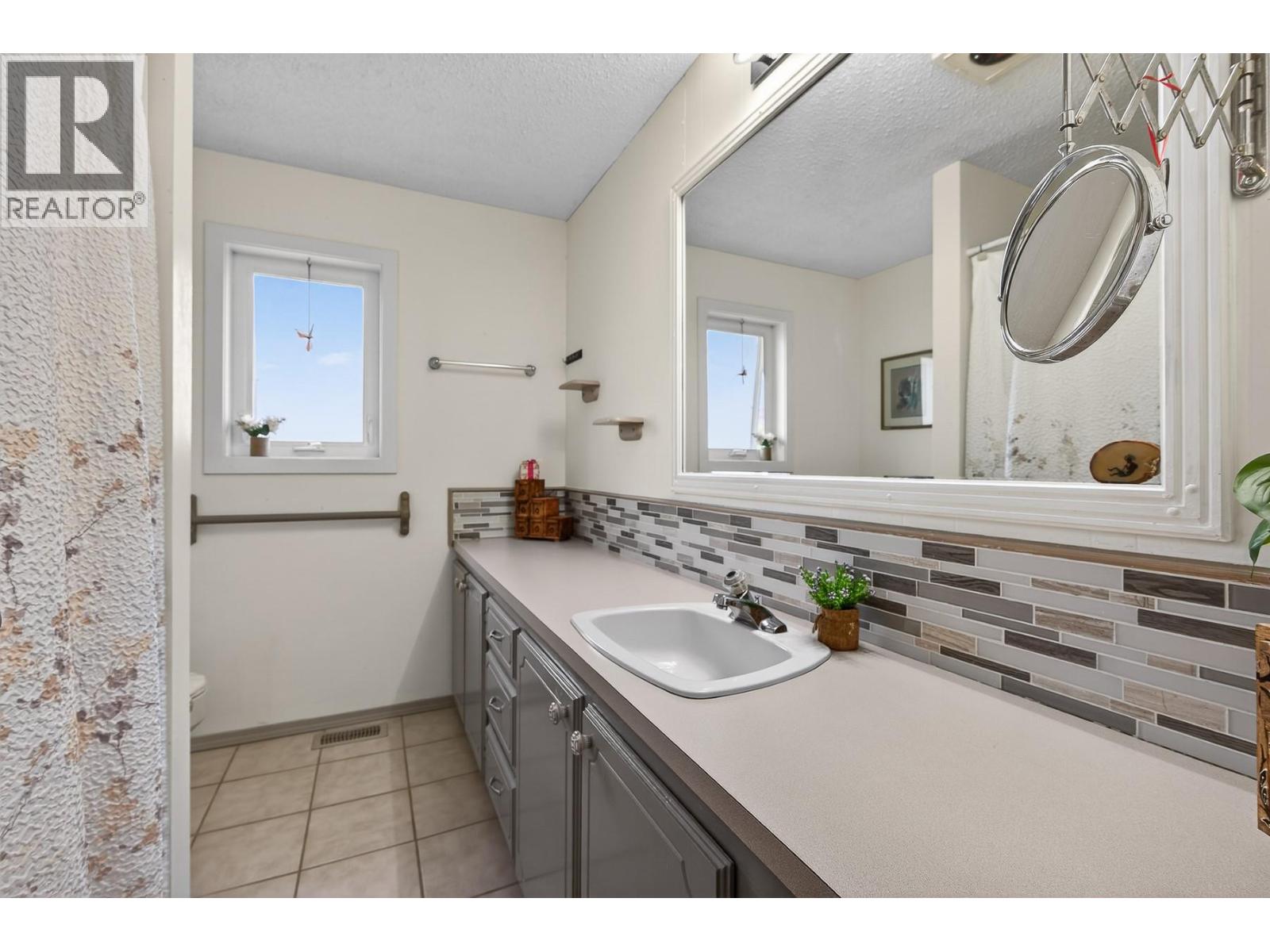  6100 MACDONALD Street, Summerland