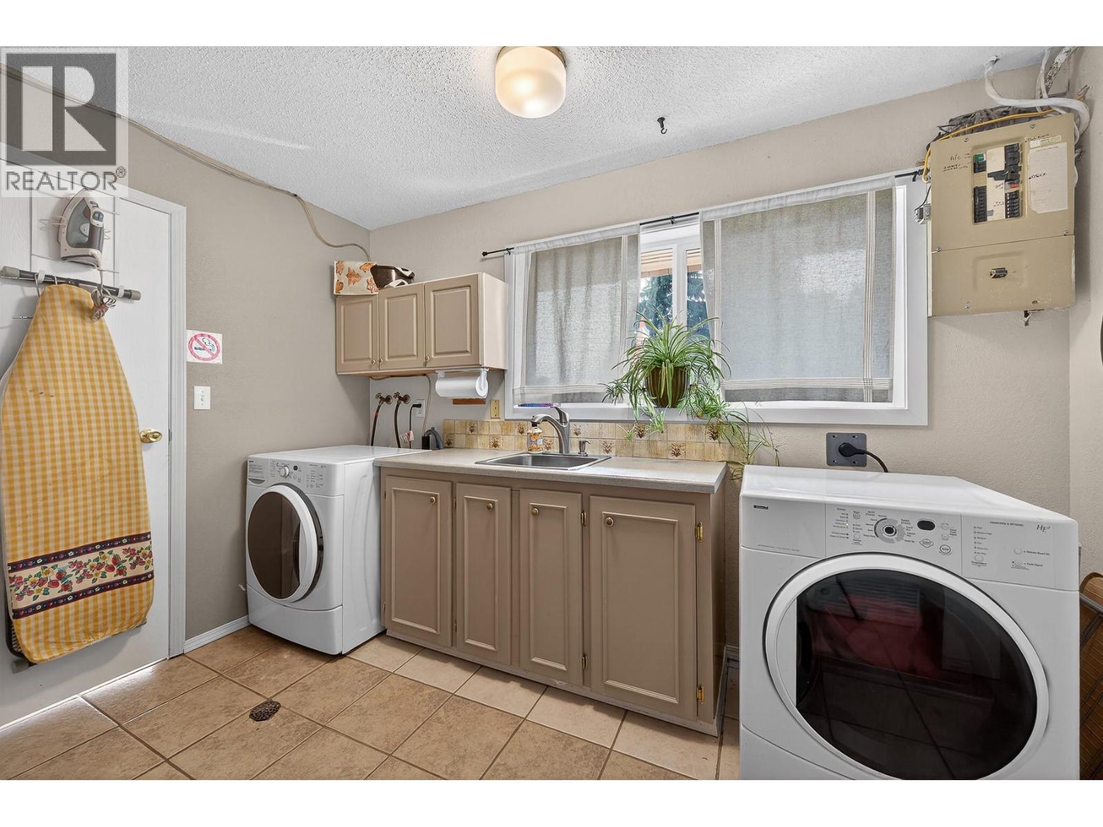  6100 MACDONALD Street, Summerland