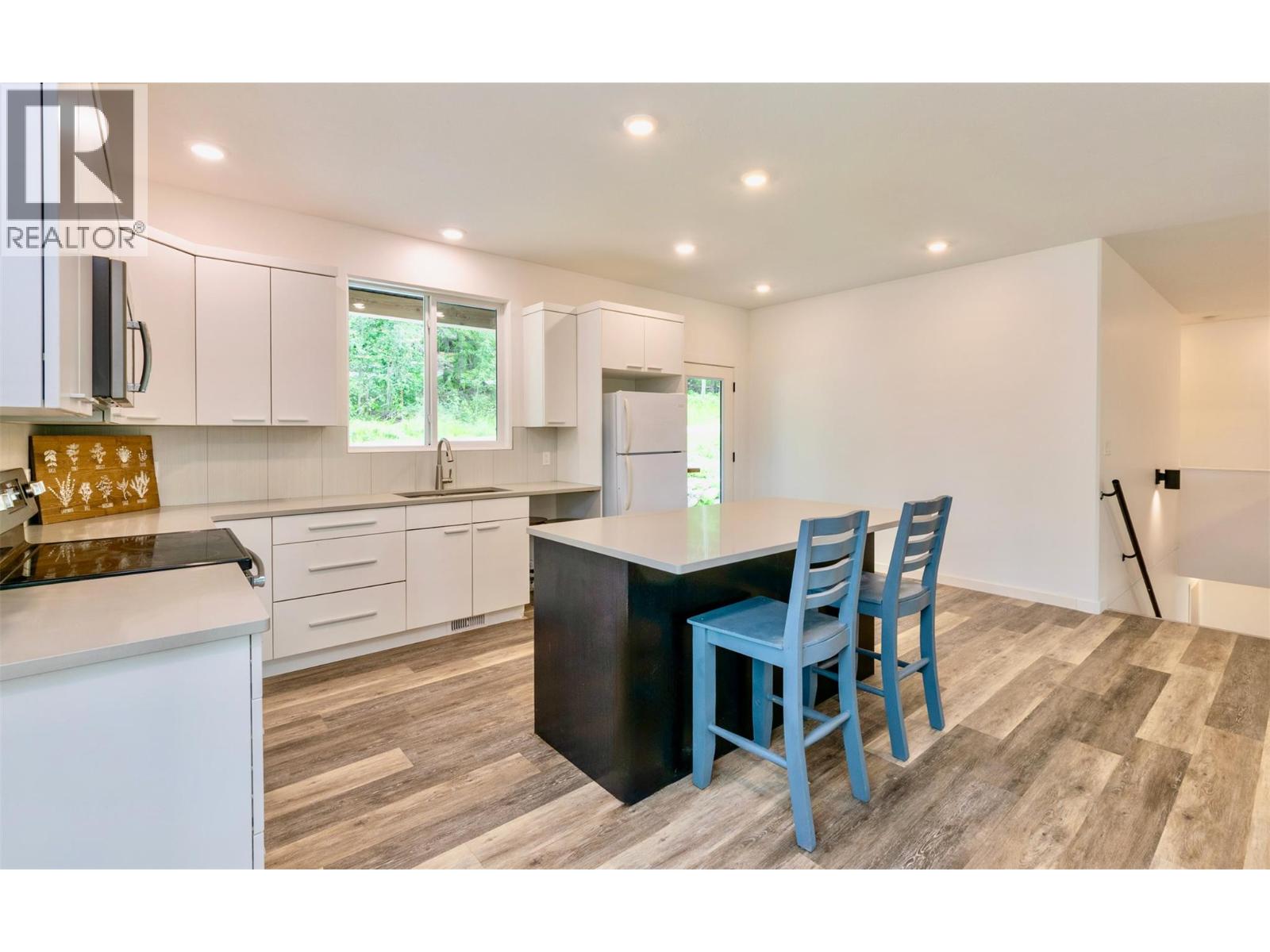 7468 ESTATE DRIVE - 5