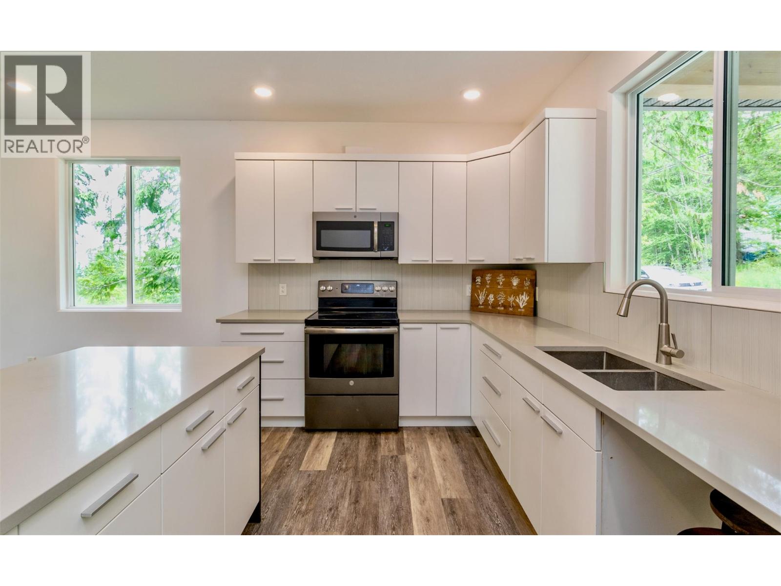 7468 ESTATE DRIVE - 7