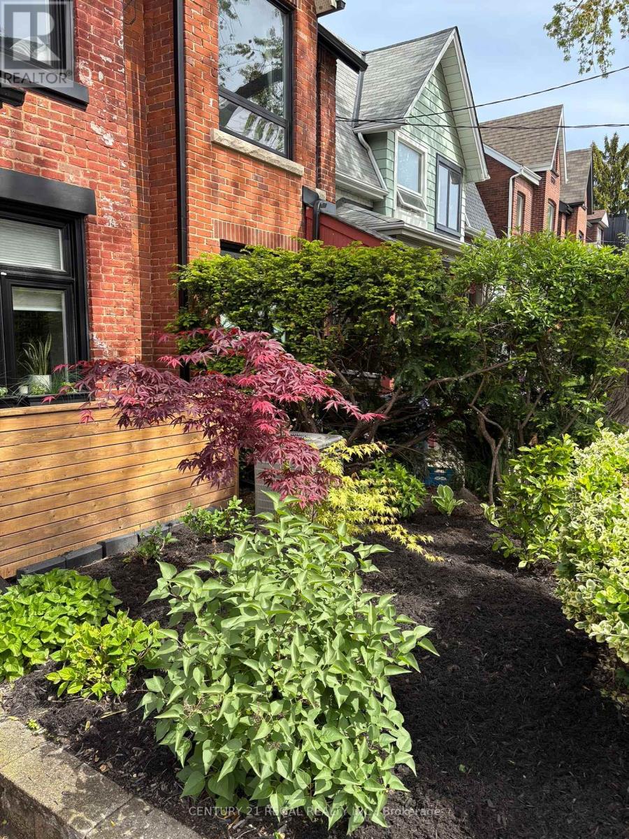 36 GOLDEN AVENUE,Toronto (Roncesvalles),,
