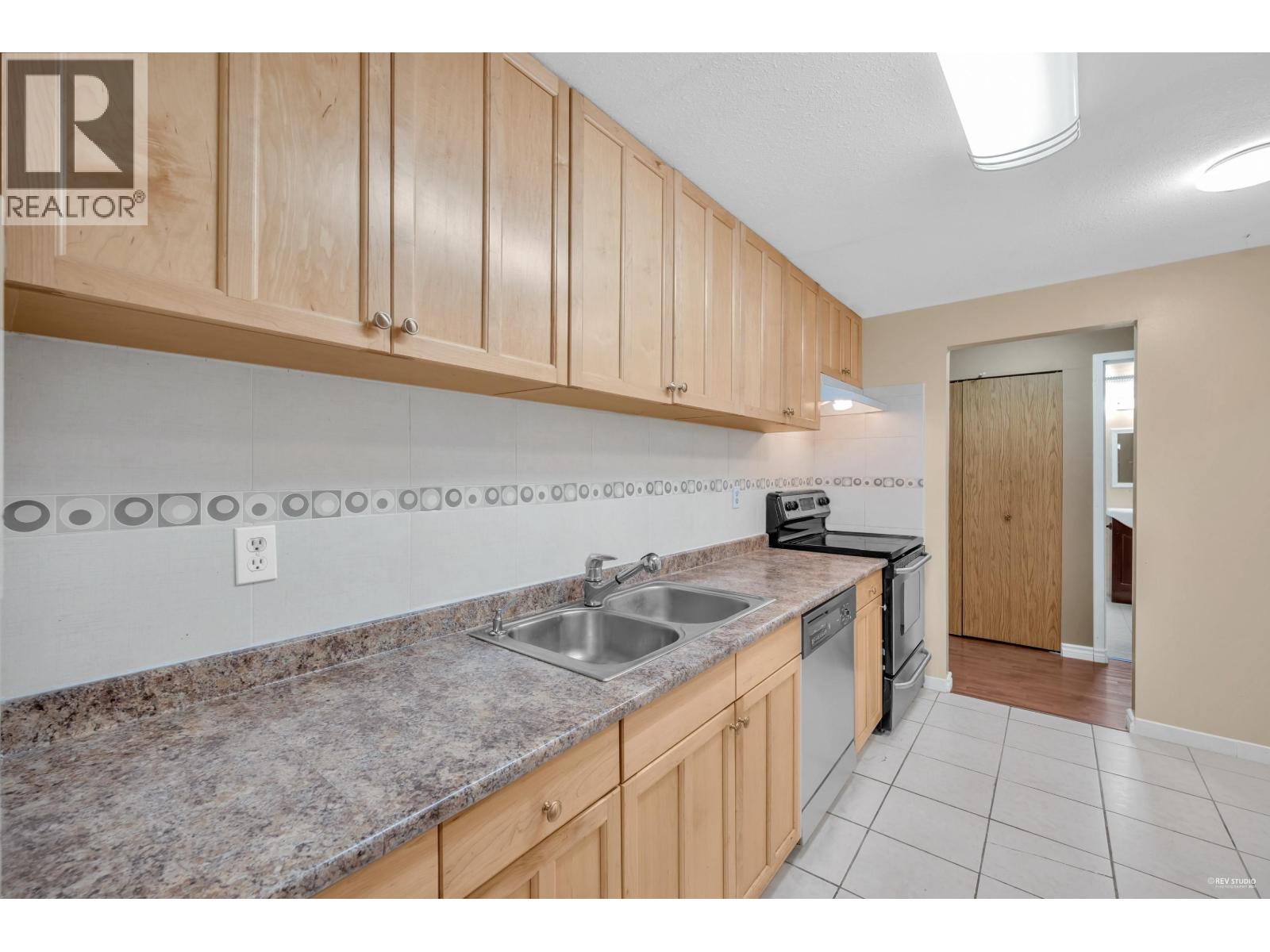 #207-7291 MOFFATT Road, Richmond