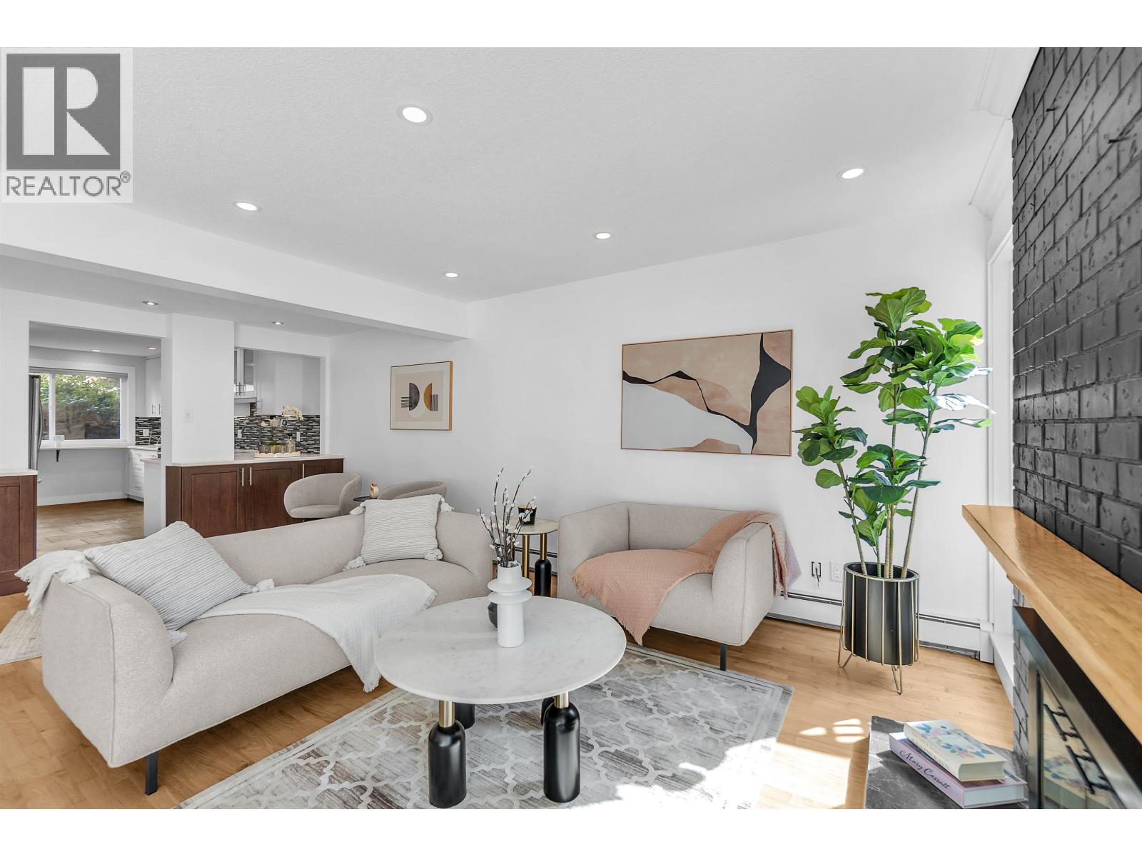 802 555 W 28TH STREET, North Vancouver