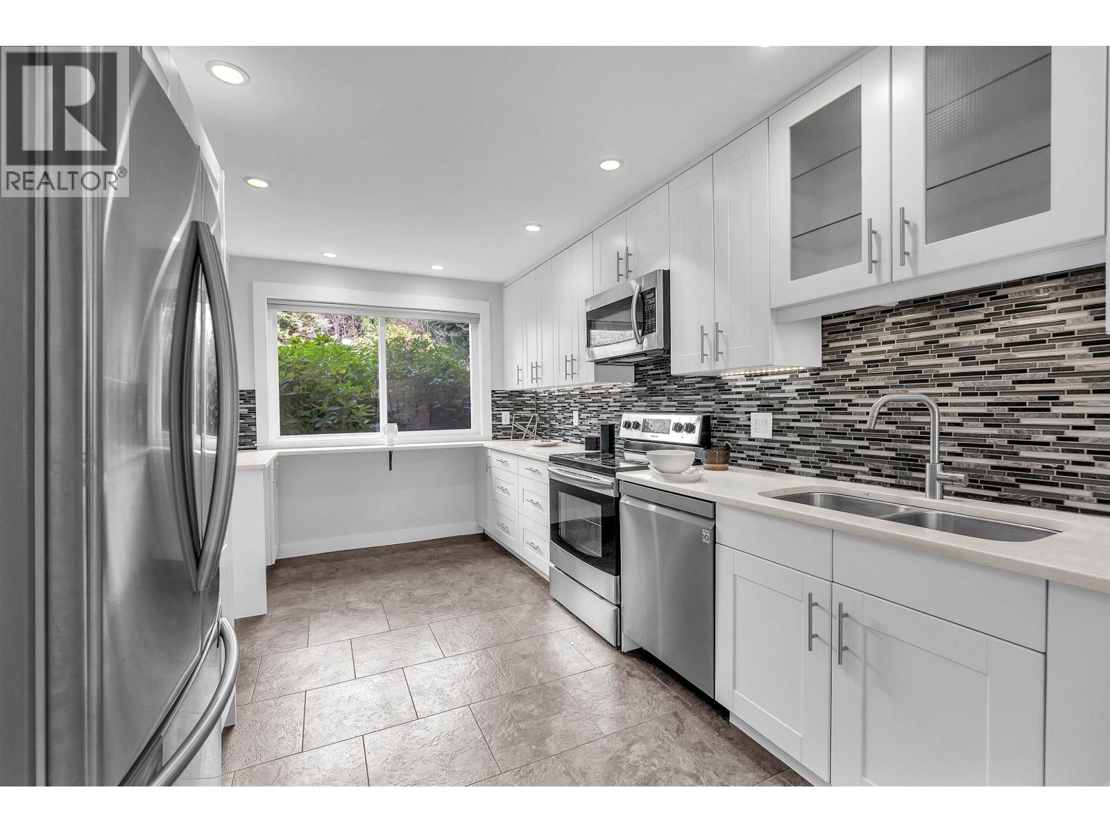 802 555 W 28TH STREET, North Vancouver