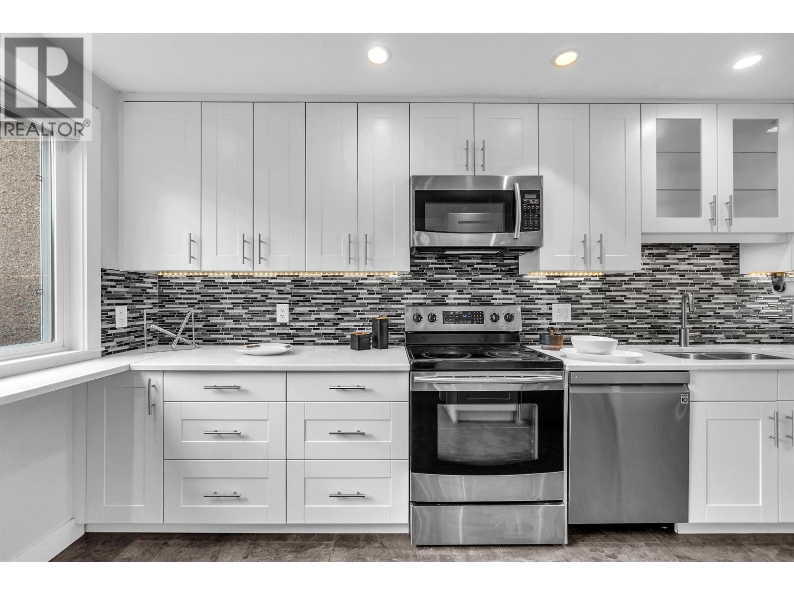 802 555 W 28TH STREET, North Vancouver