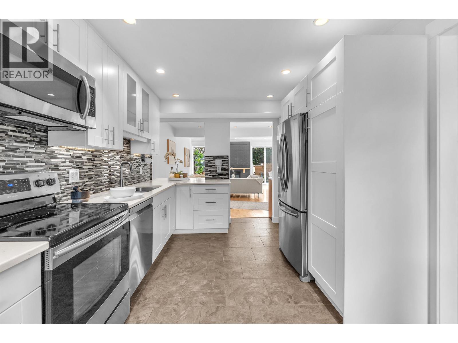 802 555 W 28TH STREET, North Vancouver