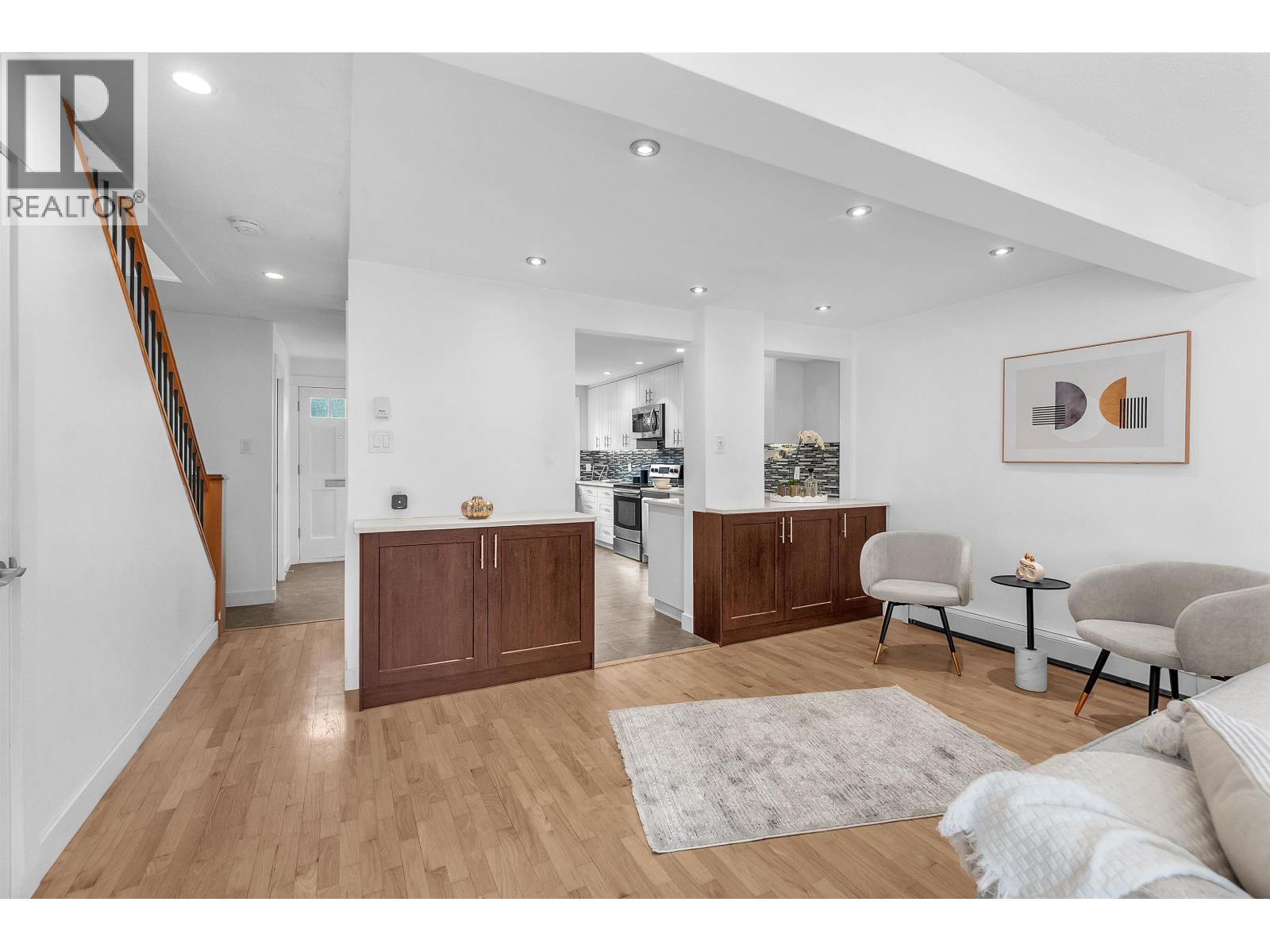 802 555 W 28TH STREET, North Vancouver