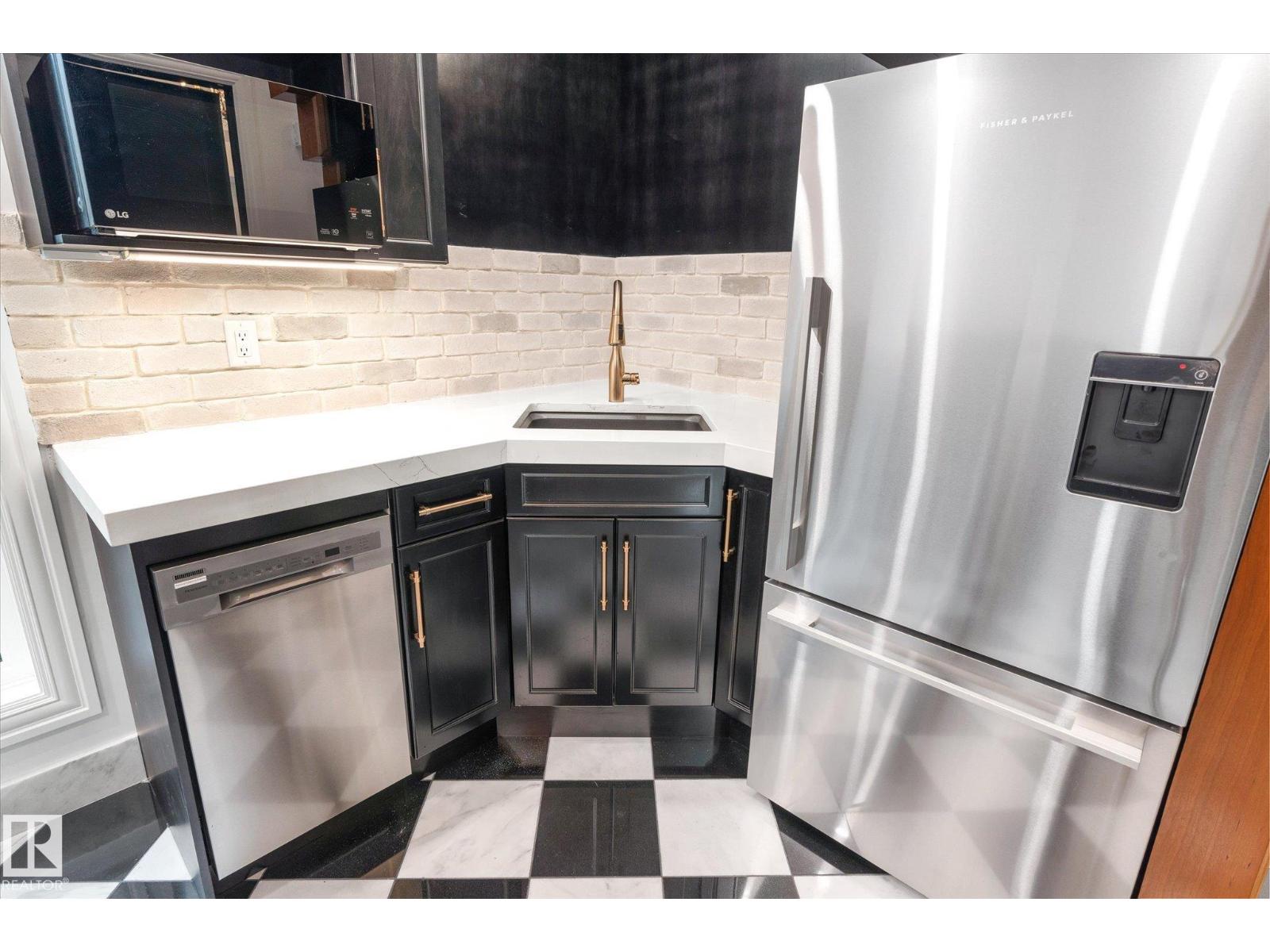 11833 102 AV NW - 19