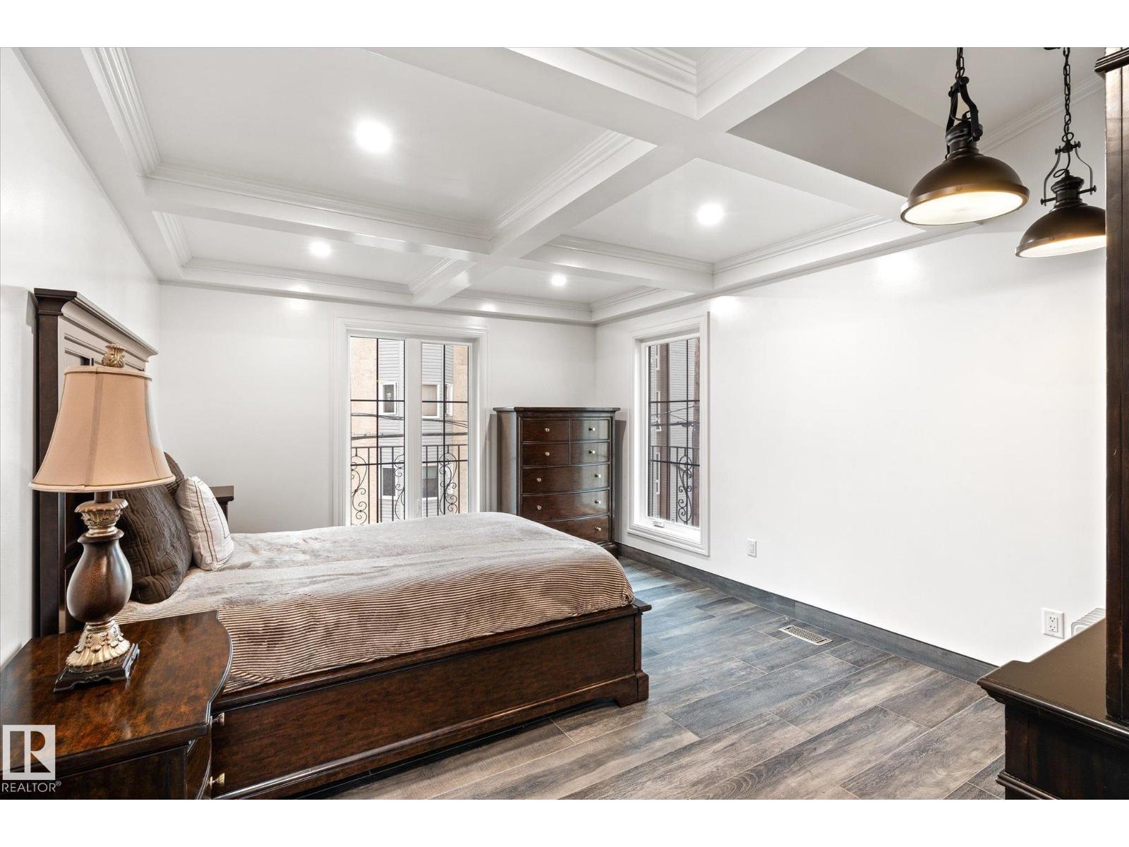 11833 102 AV NW - 22