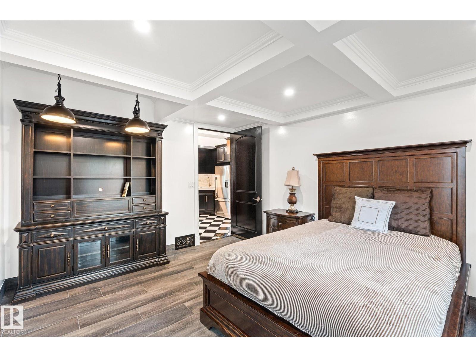 11833 102 AV NW - 21