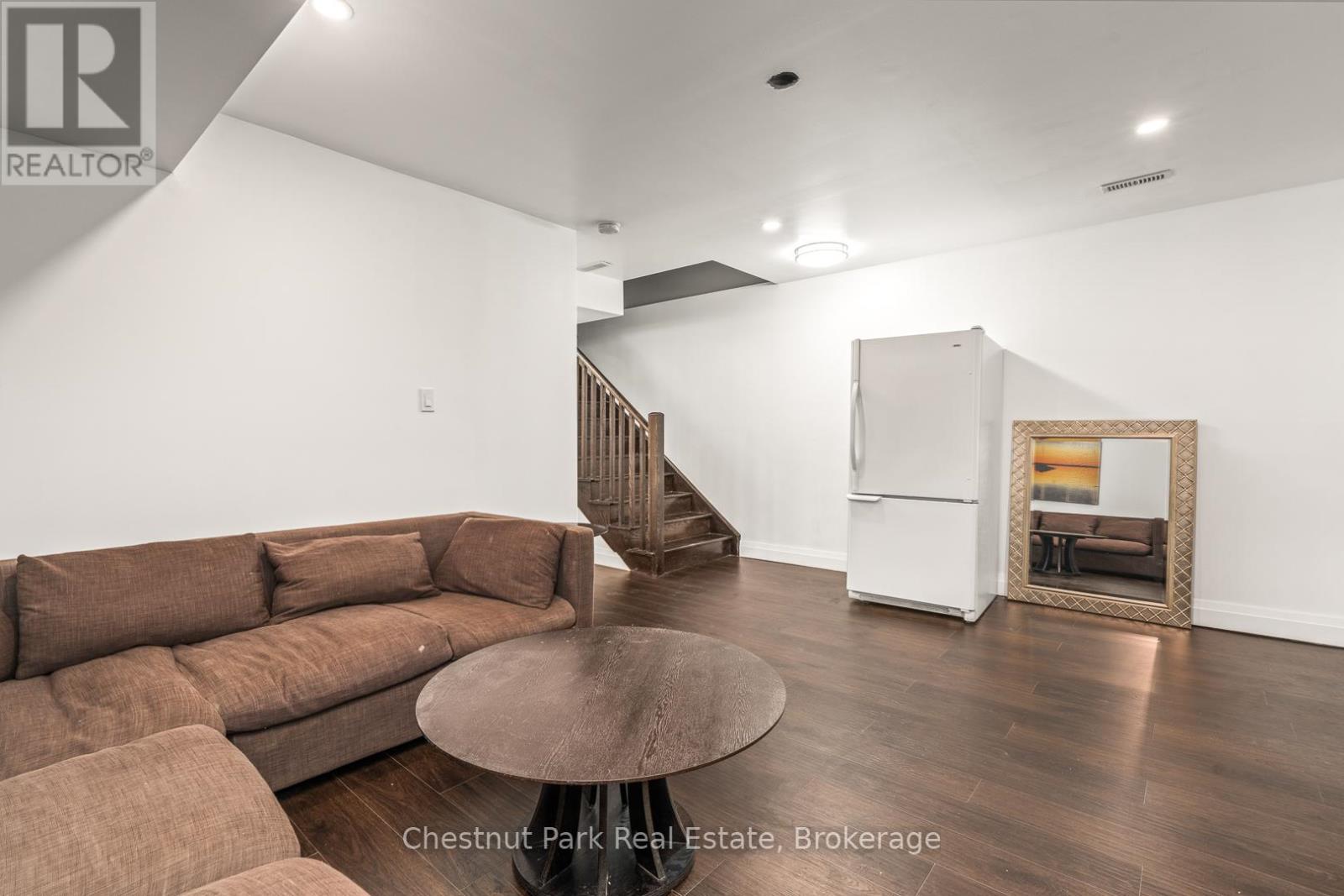 65 ROCKMOUNT CRESCENT - 32