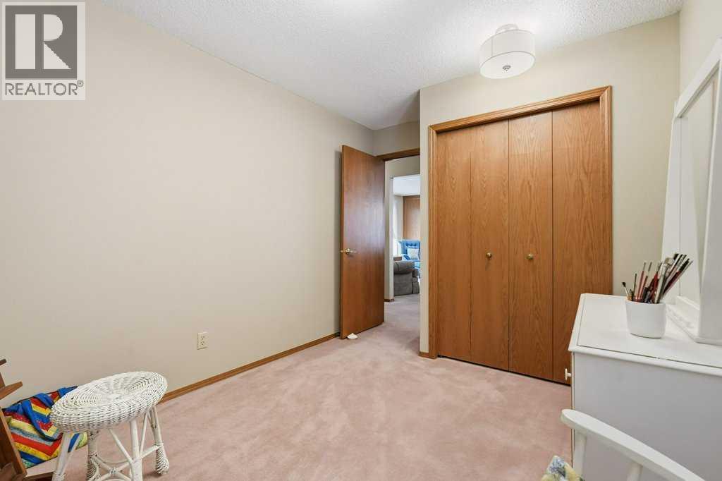 Single Family House Bungalow for Sale in  Douglasbank Gardens SE Douglasdale/Glen Calgary 