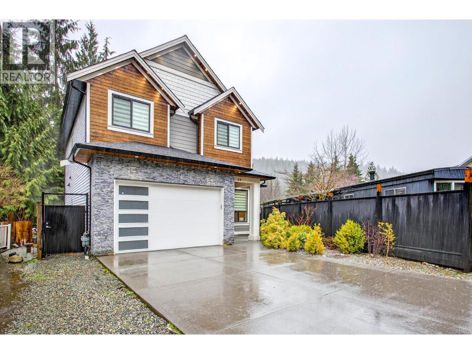 44 3295 SUNNYSIDE ROAD