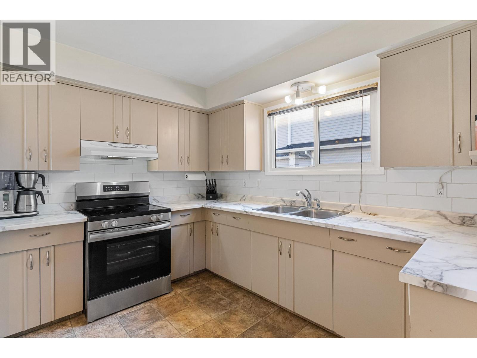  594 Snowsell Street North, Kelowna