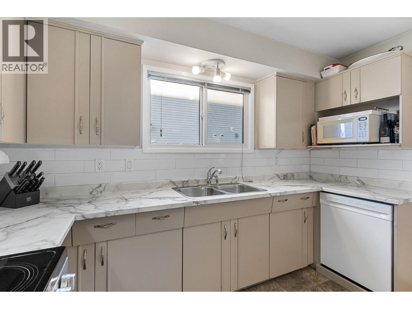  594 Snowsell Street North, Kelowna