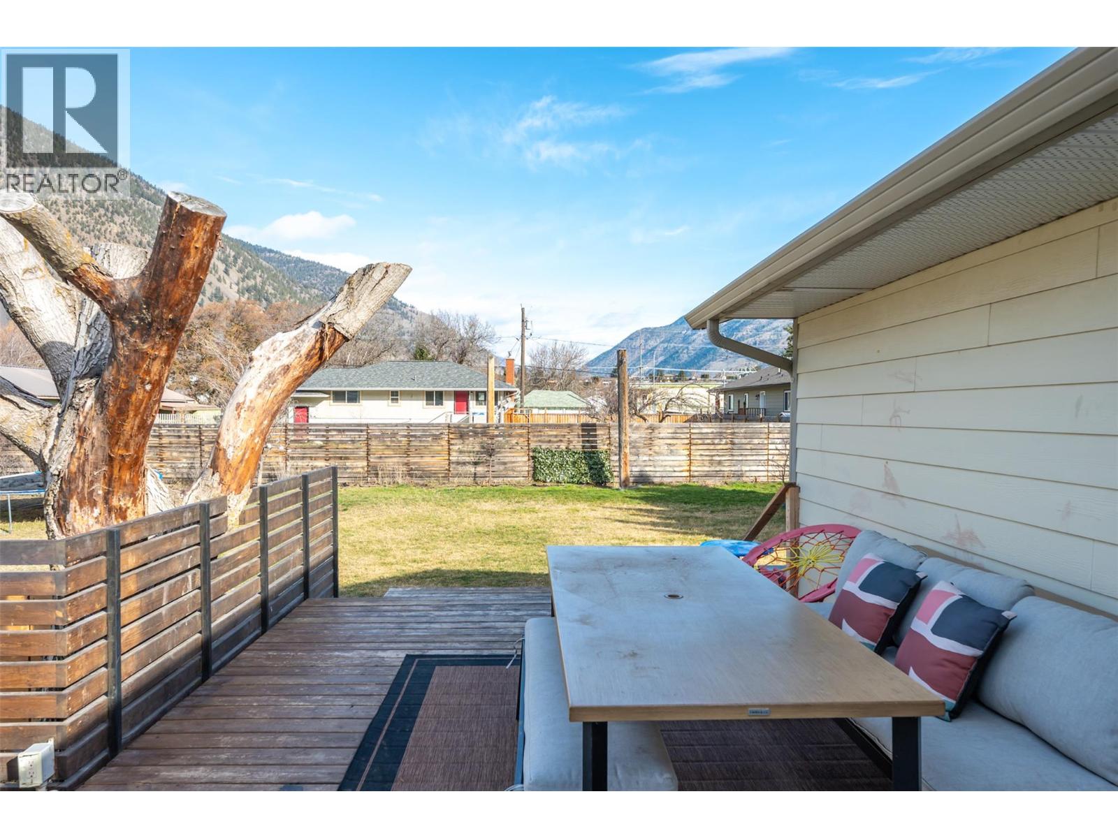 410 10TH Avenue, Keremeos