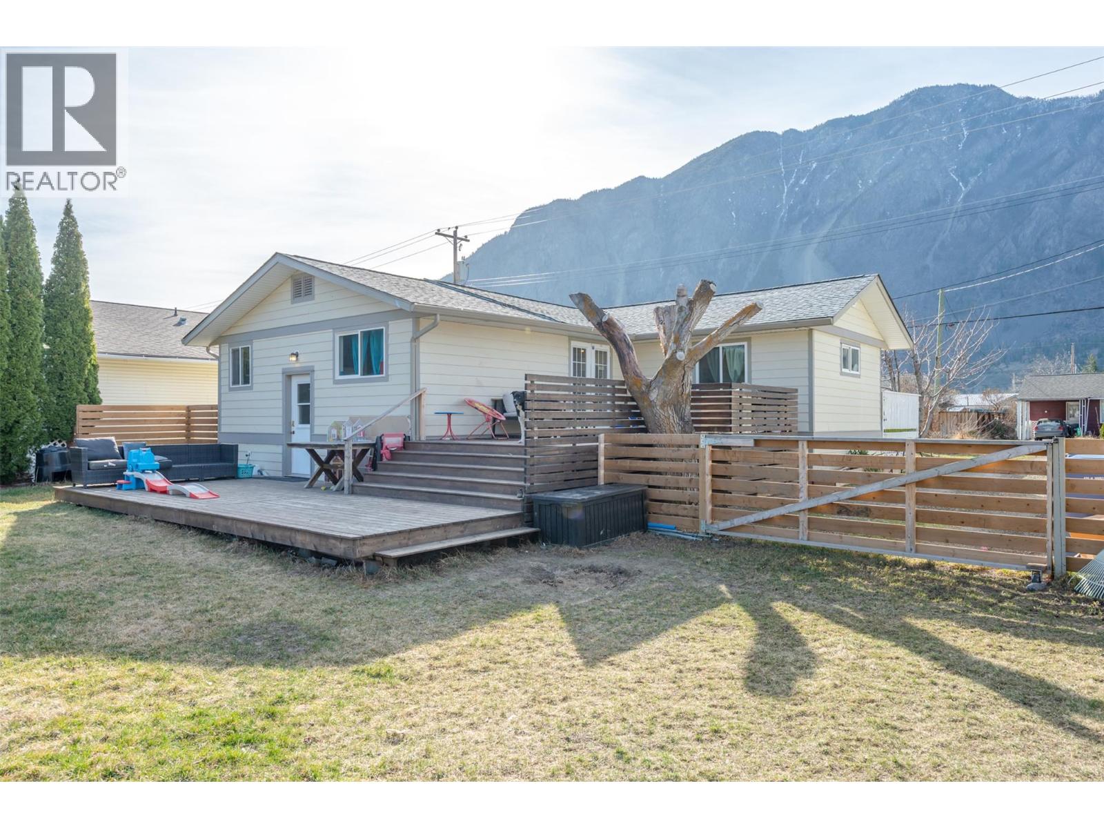 410 10TH Avenue, Keremeos
