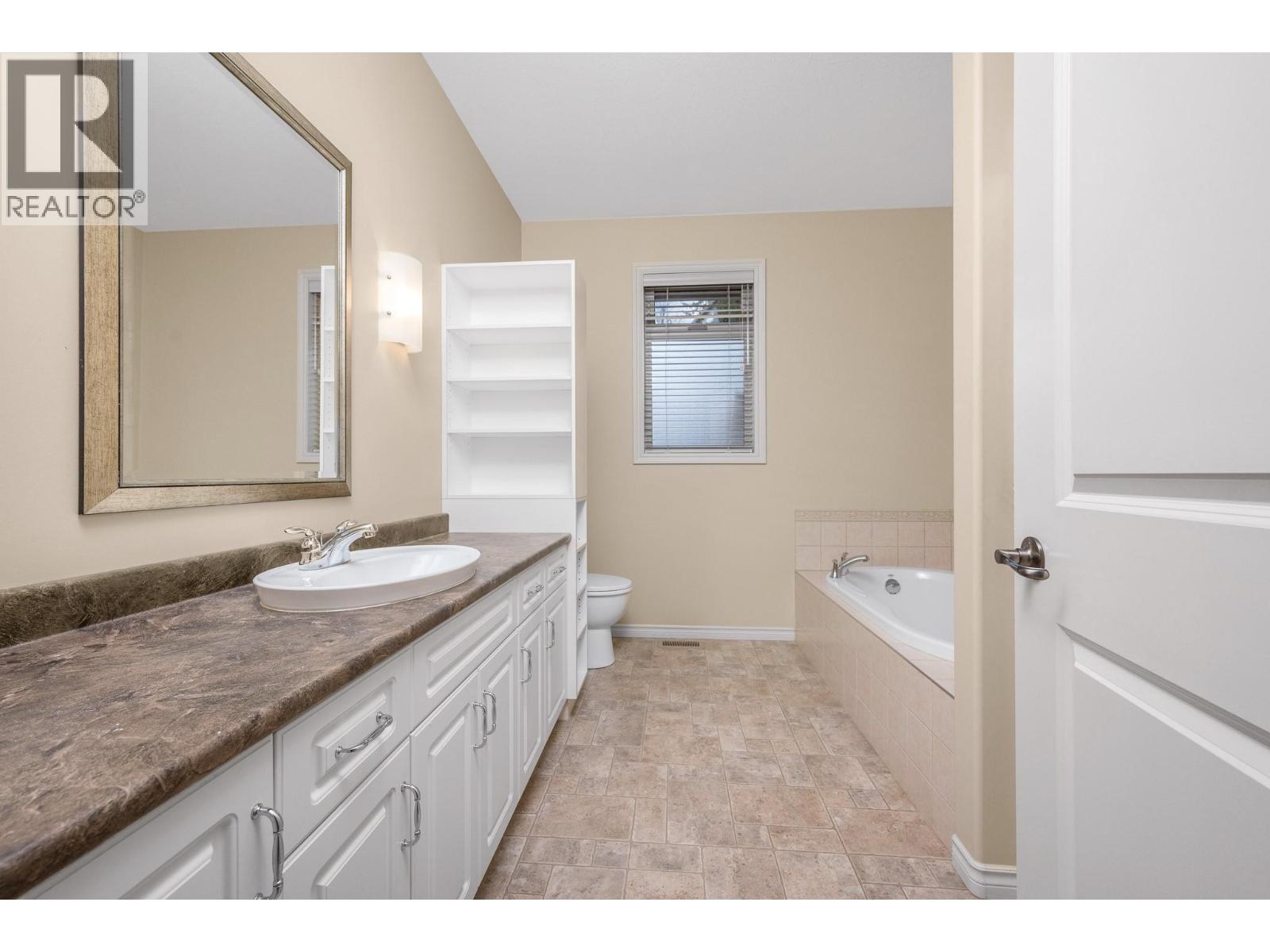 1060 17 Street SE, Salmon Arm