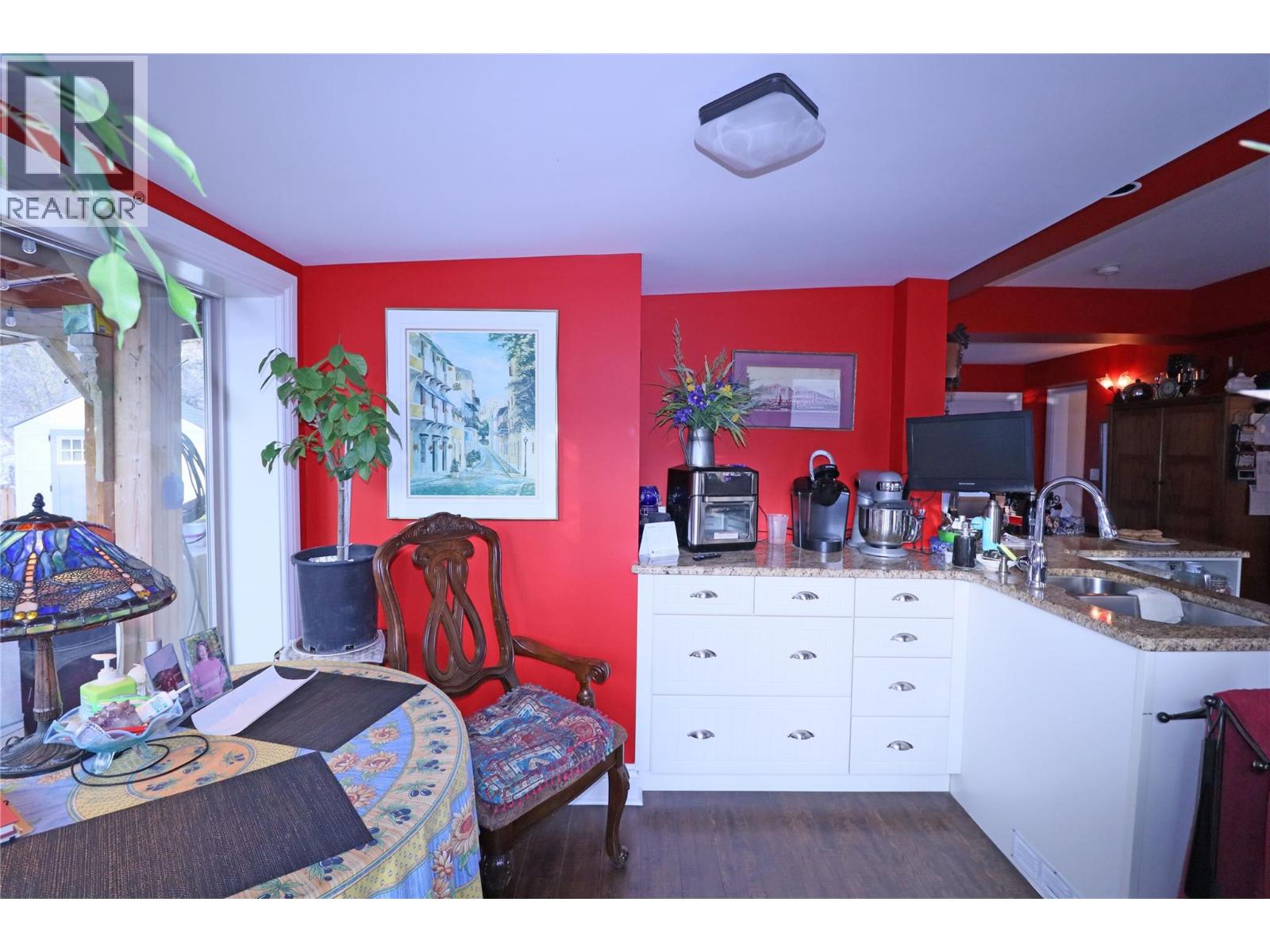 629 Gold Avenue S, Greenwood