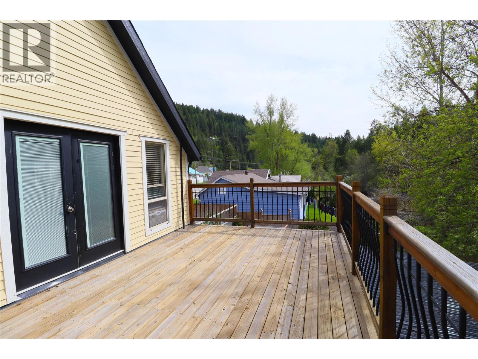 629 Gold Avenue S, Greenwood