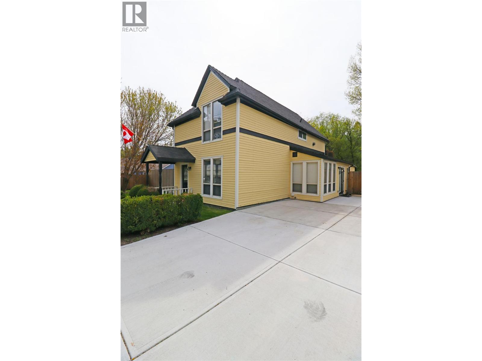 629 Gold Avenue S, Greenwood