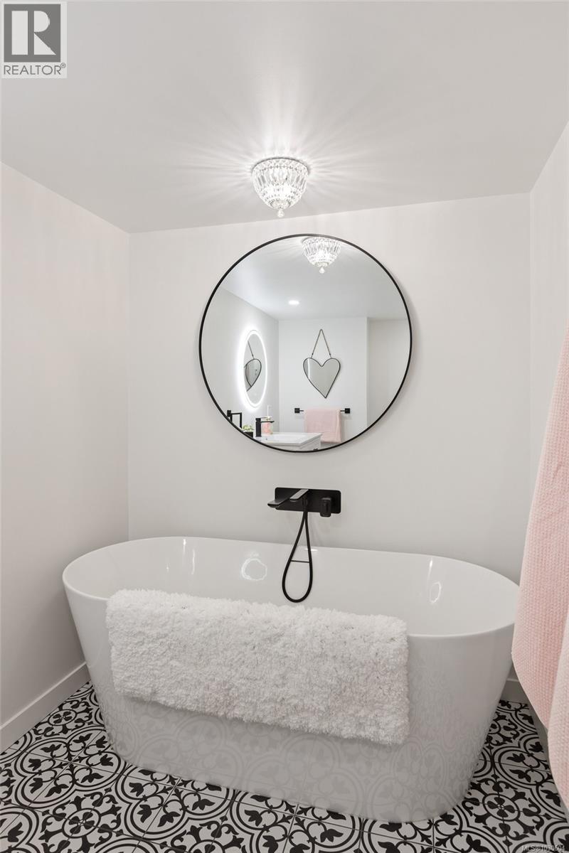  5011 Hilarie Place, Saanich