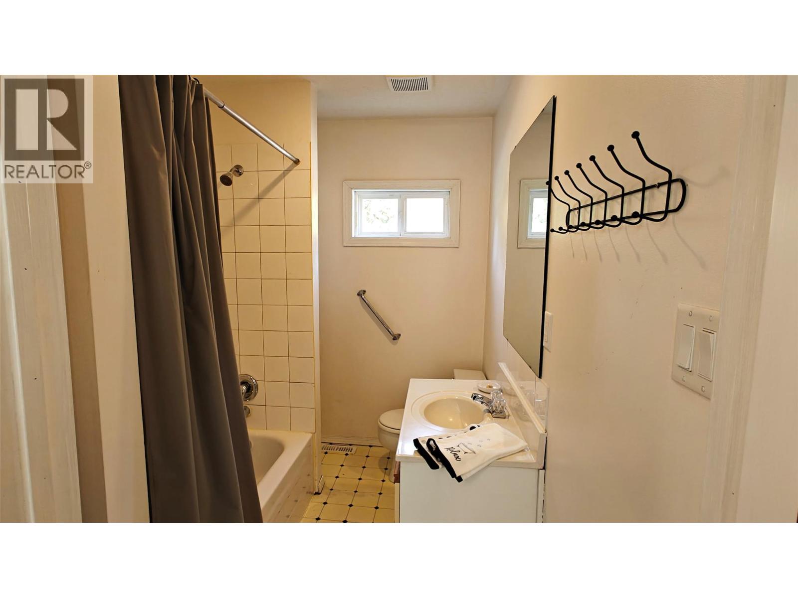 521 TURNER Street, Warfield