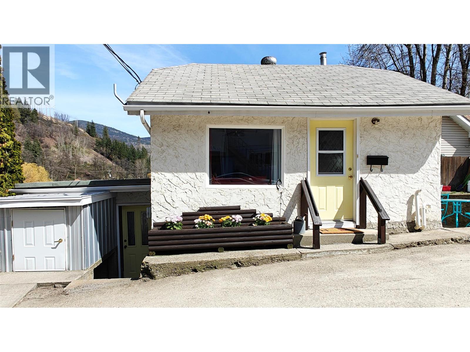 521 TURNER Street, Warfield