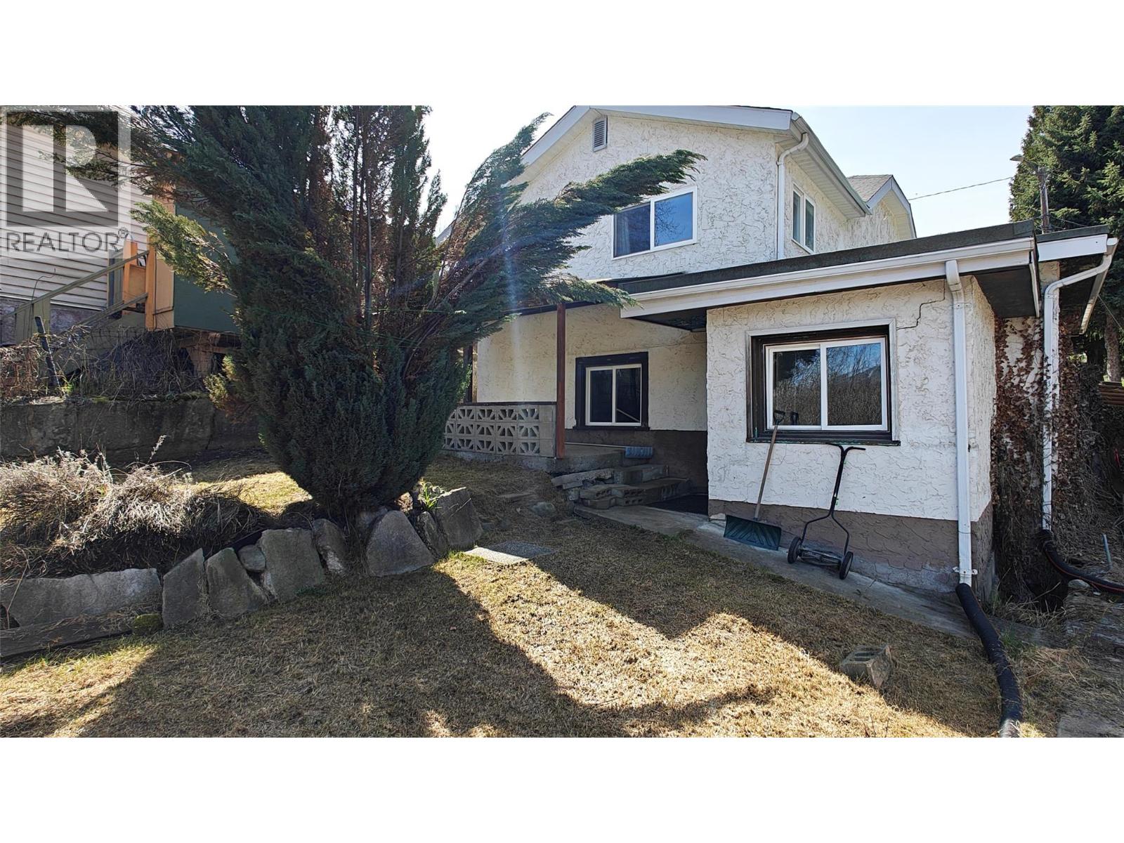 521 TURNER Street, Warfield