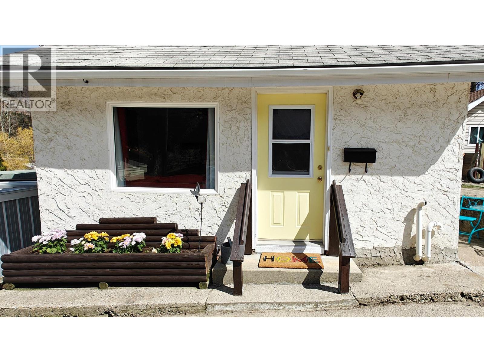 521 TURNER Street, Warfield