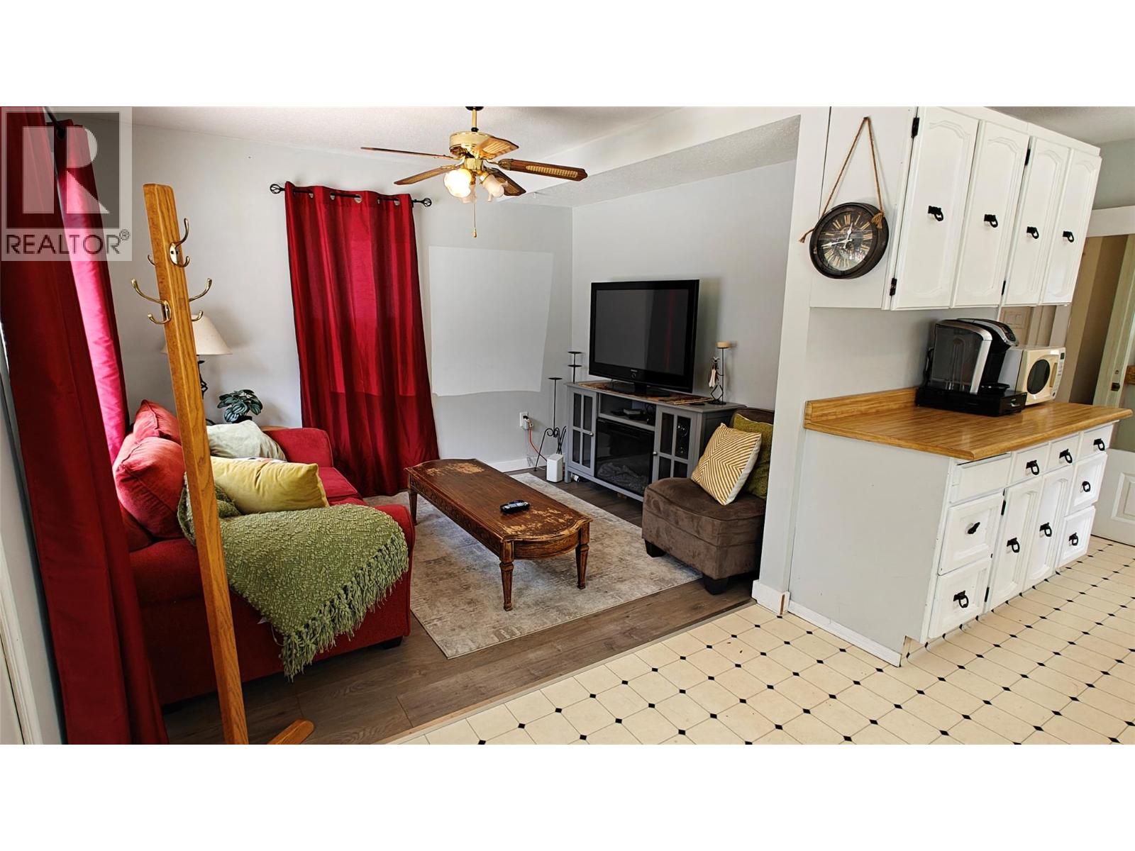 521 TURNER Street, Warfield