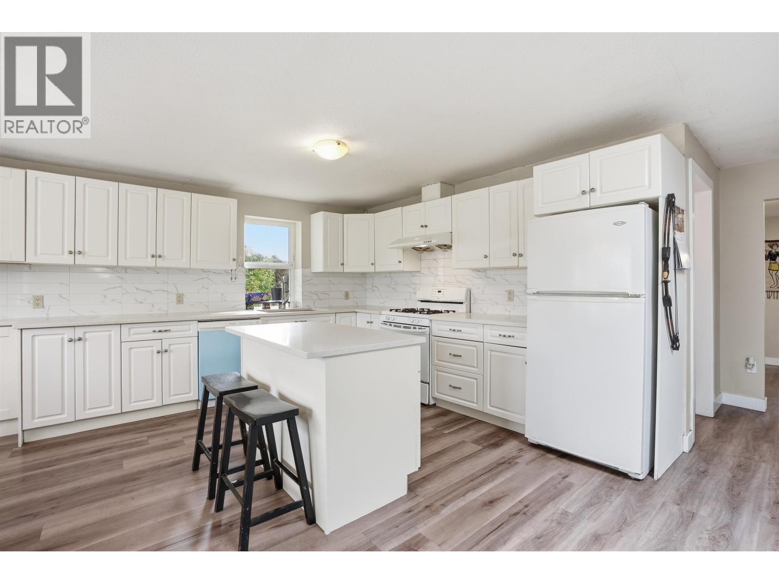 5707 MEDUSA STREET, Sechelt