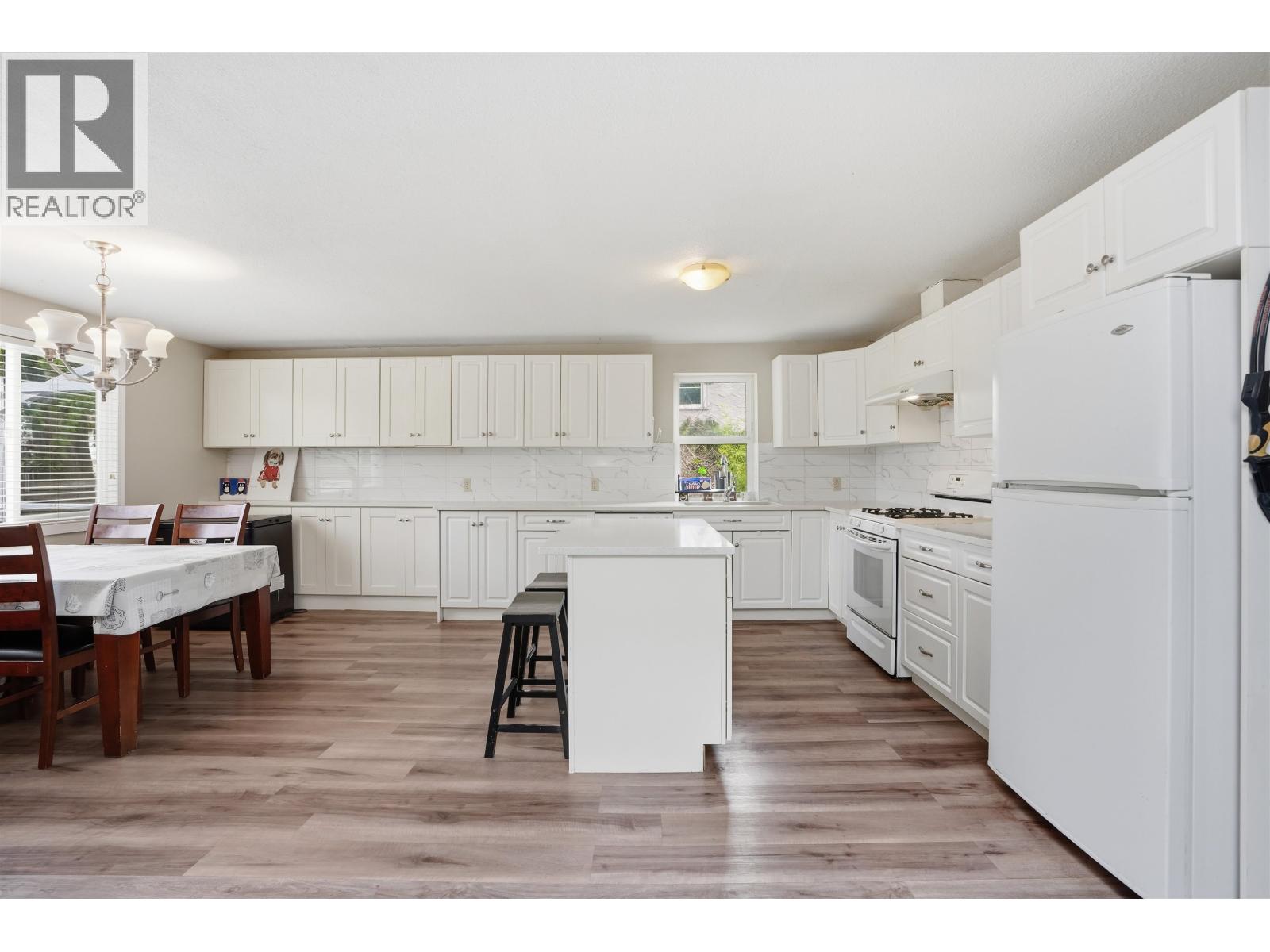5707 MEDUSA STREET, Sechelt