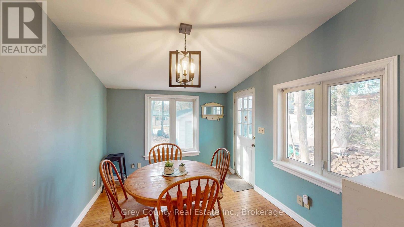 120 MARK STREET W - 27
